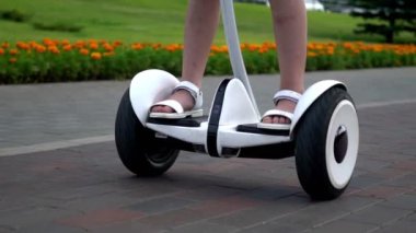 Kız binmek üzerinde akıllı Gyro scooter