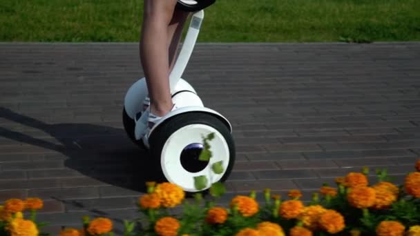 Девушка едет на смарт-скутере — стоковое видео