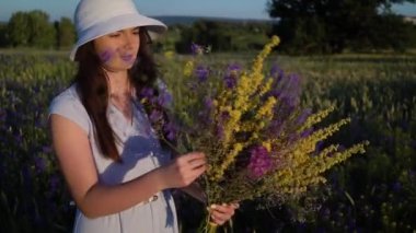 Tarla Çiçekbuketi Çiçekçi Kadın