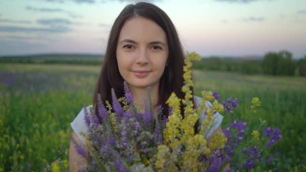 Portret kobieta z bukiet kwiatów polowych — Wideo stockowe