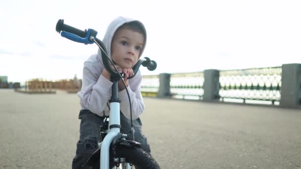 Söt 3-4 år pojke barn lära sig att rida första rinnande Balanscykel. — Stockvideo