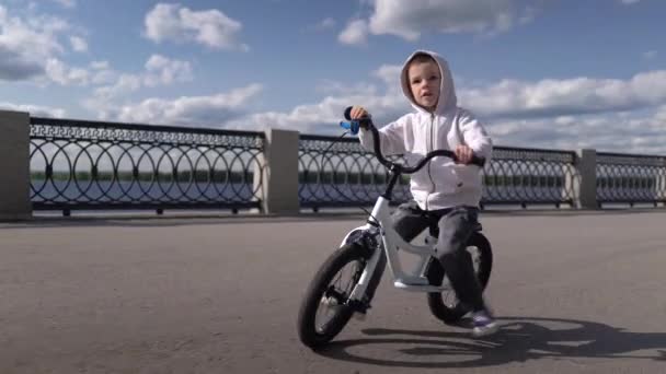 Lindo 3 - 4 años niño aprendiendo a montar en primera bicicleta de equilibrio de funcionamiento . — Vídeos de Stock