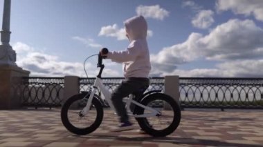 Sevimli 3-4 yıl çocuk çocuk öğrenme ilk koşu dengesi bisiklet binmek.