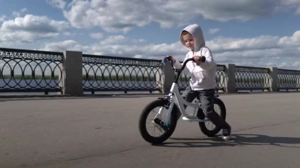 Bonito 3 - 4 anos menino criança aprendendo a andar de bicicleta equilíbrio primeira corrida . — Vídeo de Stock