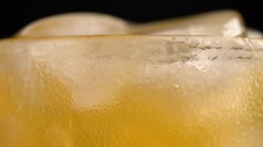 Buz lu Kola ve camdaki kabarcıklar siyah üzerinde döner