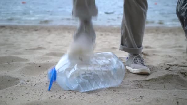 Voluntarios recogiendo basura en una playa solitaria — Vídeo de stock