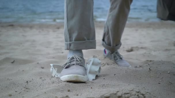 Волонтеры собирают мусор на одиноком пляже — стоковое видео