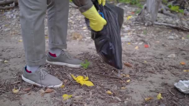 Bénévoles avec sacs poubelle nettoyage forêt — Video