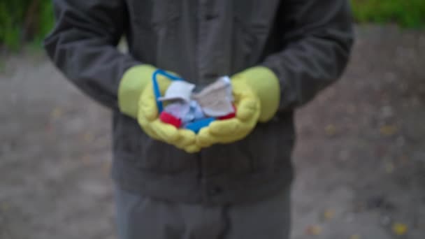 Volunteers collecting garbage in forest — Stock Video