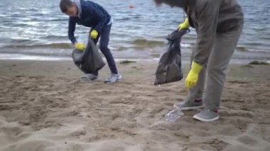 gönüllüler plajda çöp kaldırmak