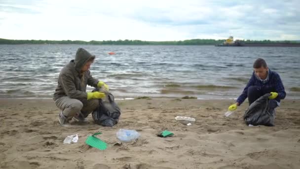 Voluntários levantar lixo na praia — Vídeo de Stock