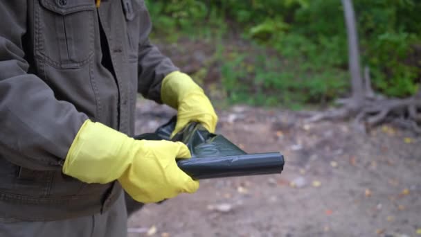 Voluntarios con bolsas de basura limpiando el bosque — Vídeo de stock