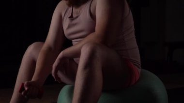 Pembe bir Kavram kilolu şişman adam halter ve spor salonunda uygun bir top ile fitness meşgul