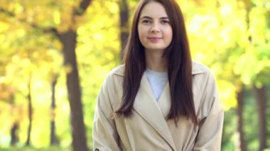 sonbaharda ormanda ağaç altında dinleniyor portre moda güzel kadın
