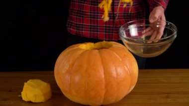 Cadılar Bayramı Kutlaması için Erkekler Carve Jack O Fener balkabağı