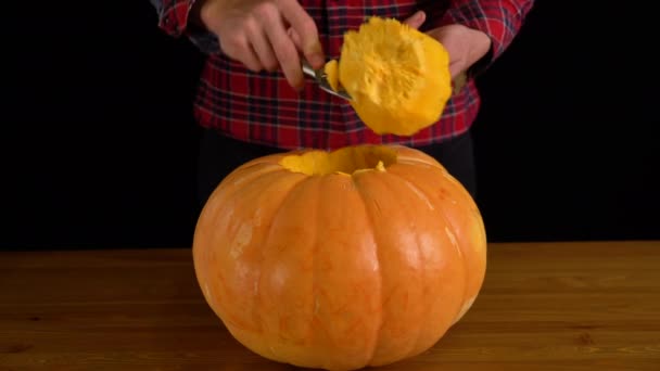 Gli uomini intagliano Jack O Lanterna zucca per Halloween Celebrazione — Video Stock
