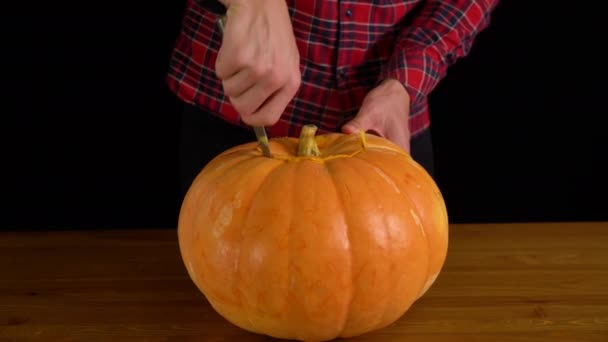 Gli uomini intagliano Jack O Lanterna zucca per Halloween Celebrazione — Video Stock