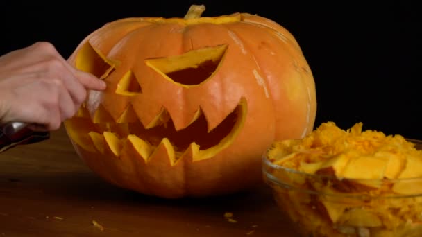 Gli uomini intagliano Jack O Lanterna zucca per Halloween Celebrazione — Video Stock