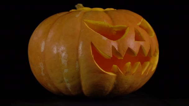 Jack O Lantern pompoen draait op zwarte achtergrond — Stockvideo