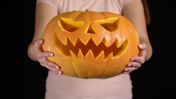 Frau zeigt Jack o Laternen-Kürbis für Halloween-Feier — Stockvideo