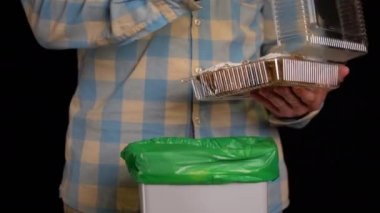 Adam çöp kutusuna bir cupcakes veya kek atar