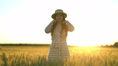 Kız kameraya hasır şapka fırlatıyor.