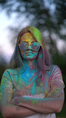 Holi festivalinde boyalı pudraya bulanmış bir çocuk portresi.