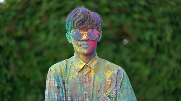 Προσωπογραφία του αγοριού που στέκεται καλυμμένο με χρωματιστή σκόνη στο φεστιβάλ holi — Φωτογραφία Αρχείου