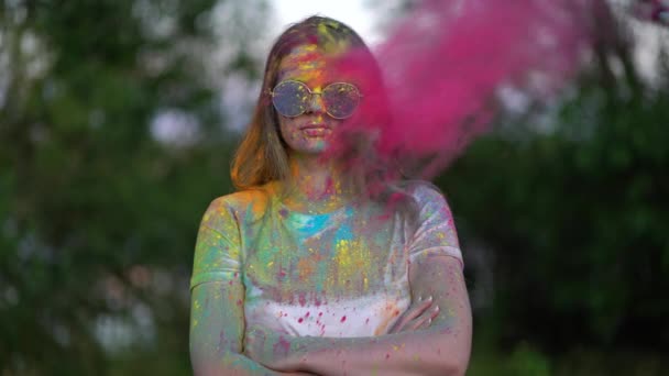 Portret chłopca stojącego pokrytego kolorowym proszkiem na festiwalu holi — Wideo stockowe