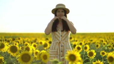 Kız kameraya hasır şapka fırlatıyor.