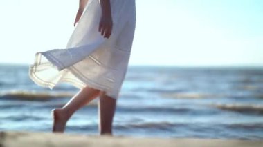 Güzel kadın deniz kıyısında sörf yapıyor.