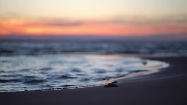 Olas y el cielo en una hermosa puesta de sol del mar — Vídeos de Stock