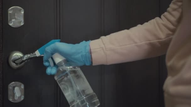 Закрытие женских рук с помощью дезинфицирующего средства и мокрого полотенца для дезинфекции дверной ручки — стоковое видео