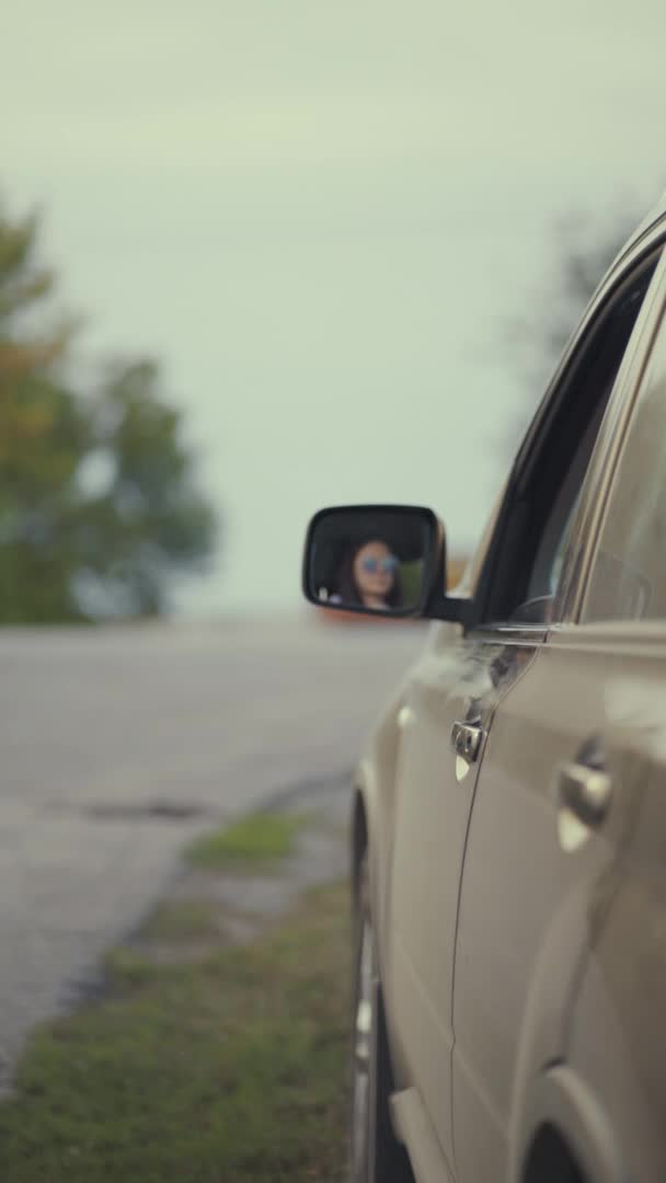 자동차 창문에 놓여 있는 플라스틱 병과 의료용 마스크를 도로에서 버리는 운전자. — 비디오