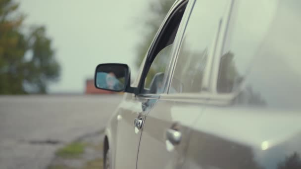 Driver throwing away medical mask from car window on — Stock Video