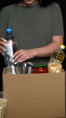 Gönüllü olarak bağış kutusuna yemek koyuyor. Hayırseverlik kavramı