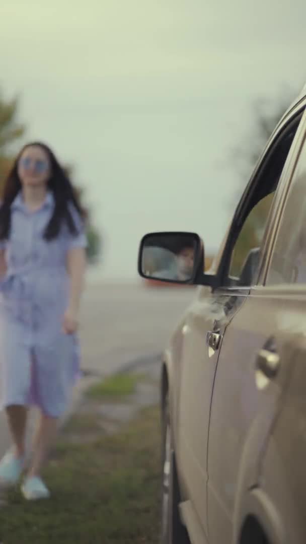 Şoför yoldaki araba camından pizza kutusunu atıyor. Sosyal konular kavramı — Stok video