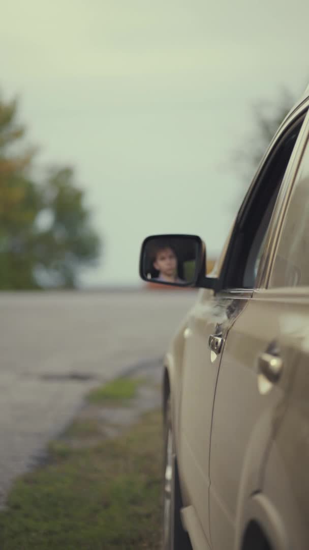 Řidič vyhazování plastové láhve a lékařské masky z okna auta na silnici. — Stock video