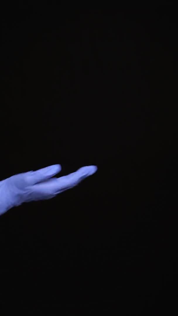 Медицинский персонал использует средство для дезинфекции рук или мыльный автомат — стоковое видео