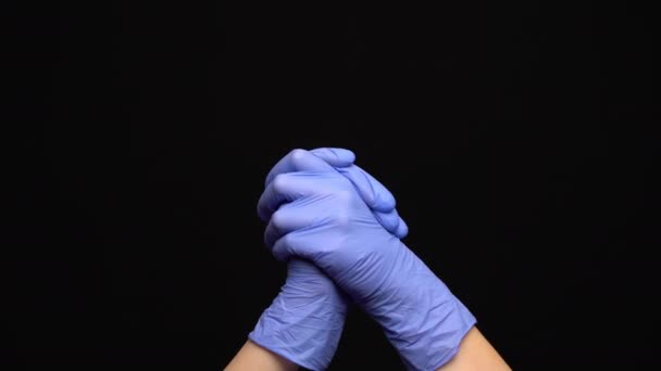 医用手，蓝色手套拍拍黑色背景 — 图库视频影像