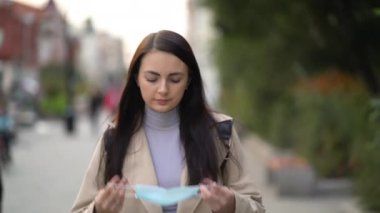 İkinci dalga karantina Coronavirus COVID-19 salgınına karşı maske takan şehir sokaklarında gezen melez bir kadının portresi.