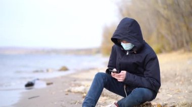 Gençler, salgın Coronavirus sezonunda sonbaharda boş kumsalda oyun oynuyorlar.