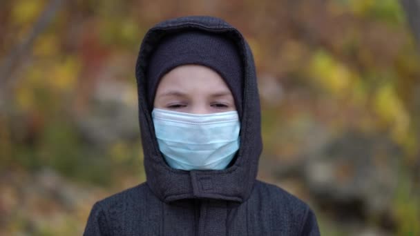 Jongen met medisch masker op straat — Stockvideo