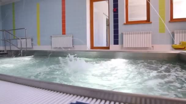 Small indoor pool with overflowing water — Stock Video