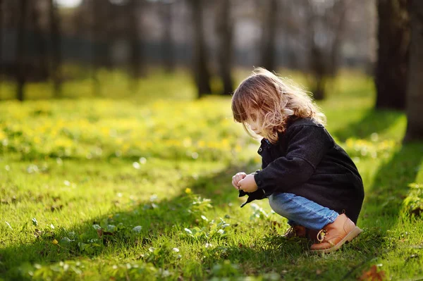 Niedliches Kleines Mädchen Freien Porträt Frühling Sonnigen Tag Charmante Lockige — Stockfoto