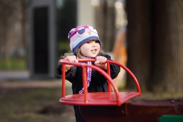 Petite Fille Amusant Avec Carrousel Sur Aire Jeux Extérieure Loisirs — Photo