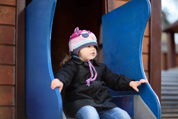 Petite Fille Amusant Sur Aire Jeux Extérieure Sur Toboggan Printemps — Photo