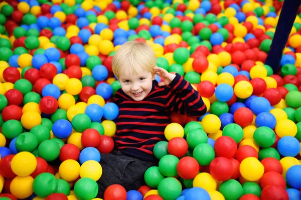 Feliz Niño Divirtiéndose Hoyo Bola Con Bolas Colores Niño Jugando —  Fotos de Stock