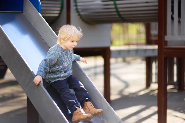 Niño Divirtiéndose Patio Aire Libre Diapositiva Recreación Deportiva Activa Primavera — Foto de Stock