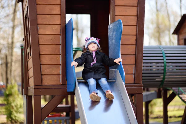Little Girl Having Fun Outdoor Playground Slide Активный Спортивный Досуг — стоковое фото